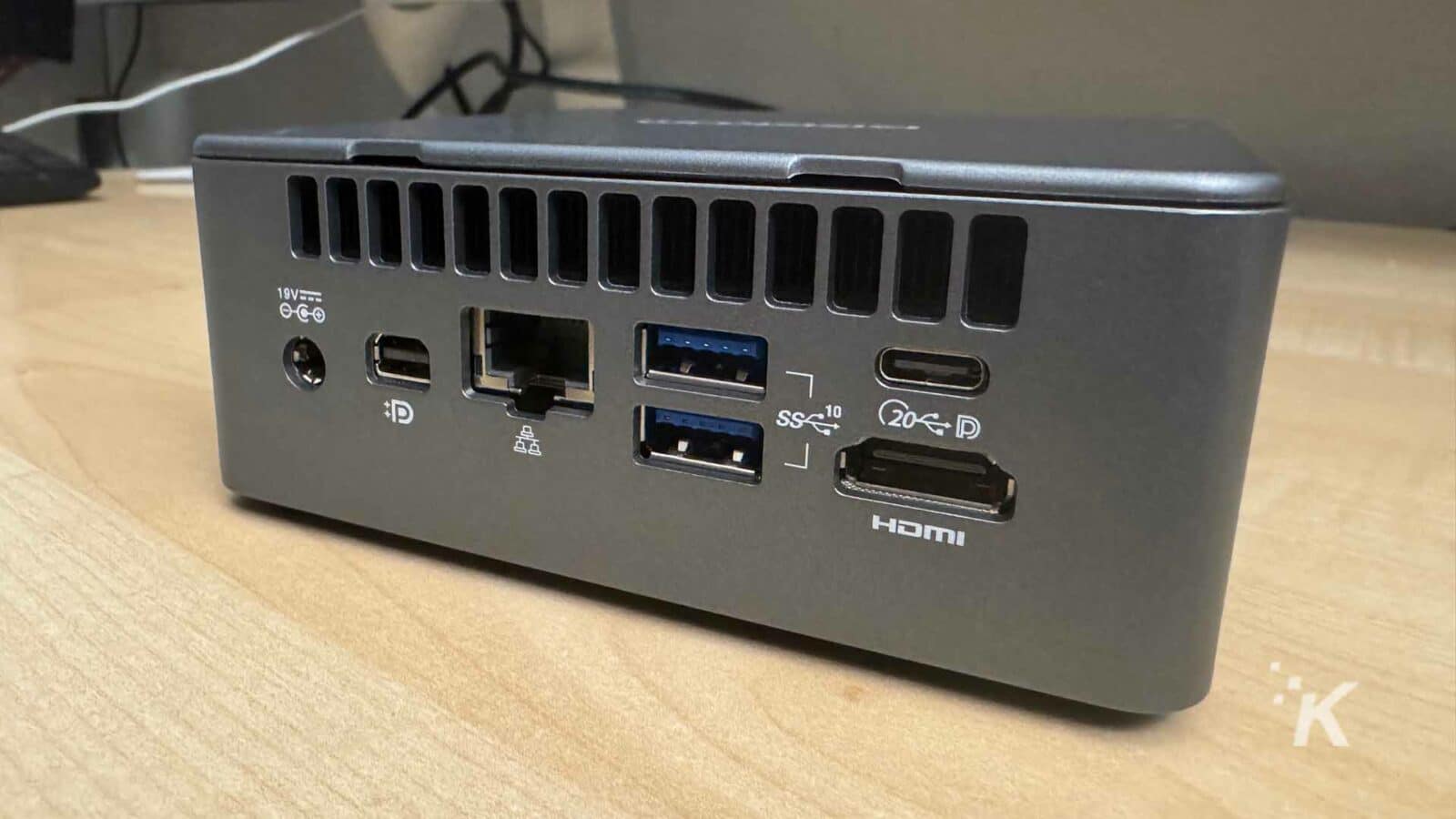 桌上的 Geekom mini it11 电脑显示端口。