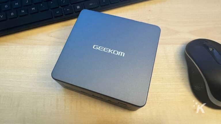 桌上的 Geekom mini it11 电脑，配有键盘和鼠标