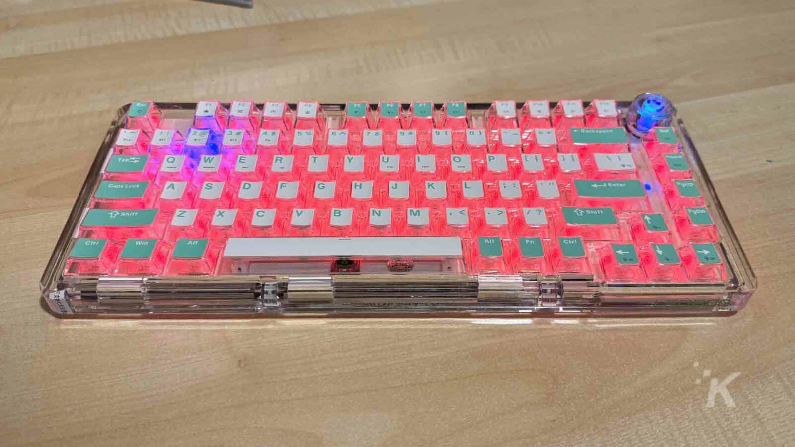 Keyboard mekanik Leobog di meja