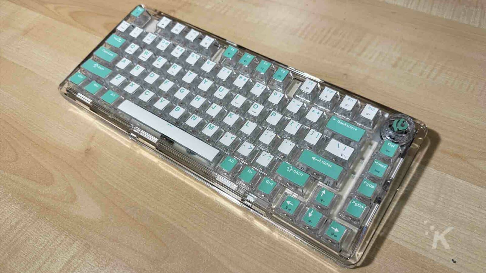 Keyboard mekanik Leobog di meja