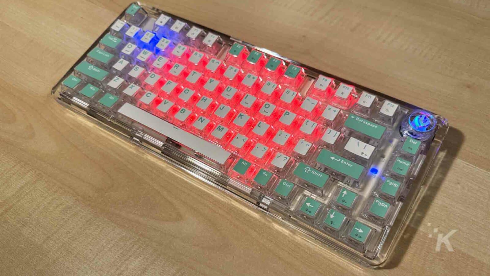 Keyboard mekanik Leobog di meja