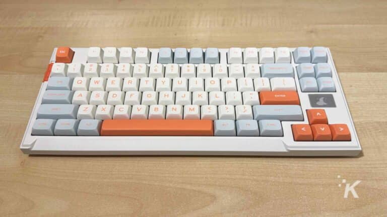 Feker plus mechanische Tastatur auf dem Schreibtisch