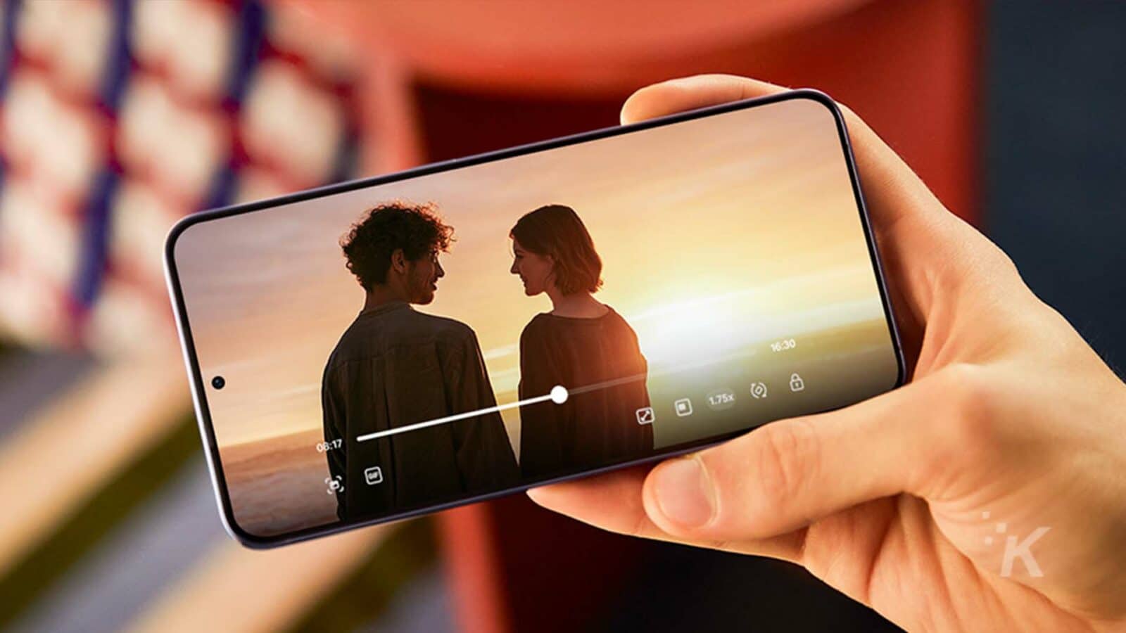 Samsung s24 reproduzindo um vídeo na mão direita