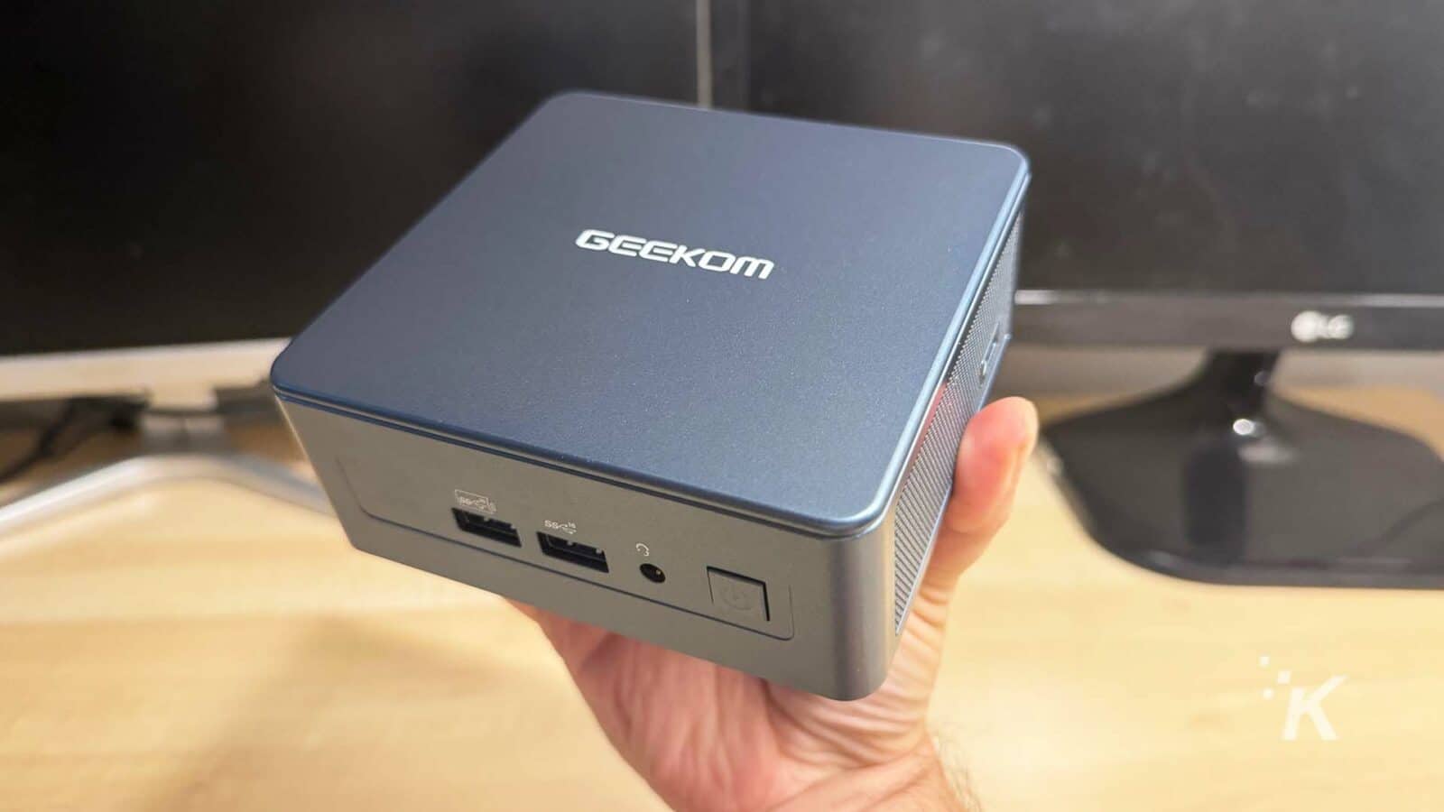 Geekom mini it12 pc di tangan