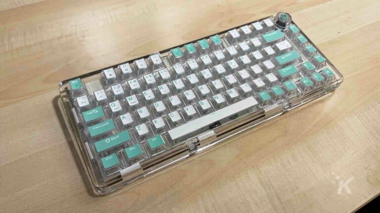 Keyboard mekanik Leobog di meja