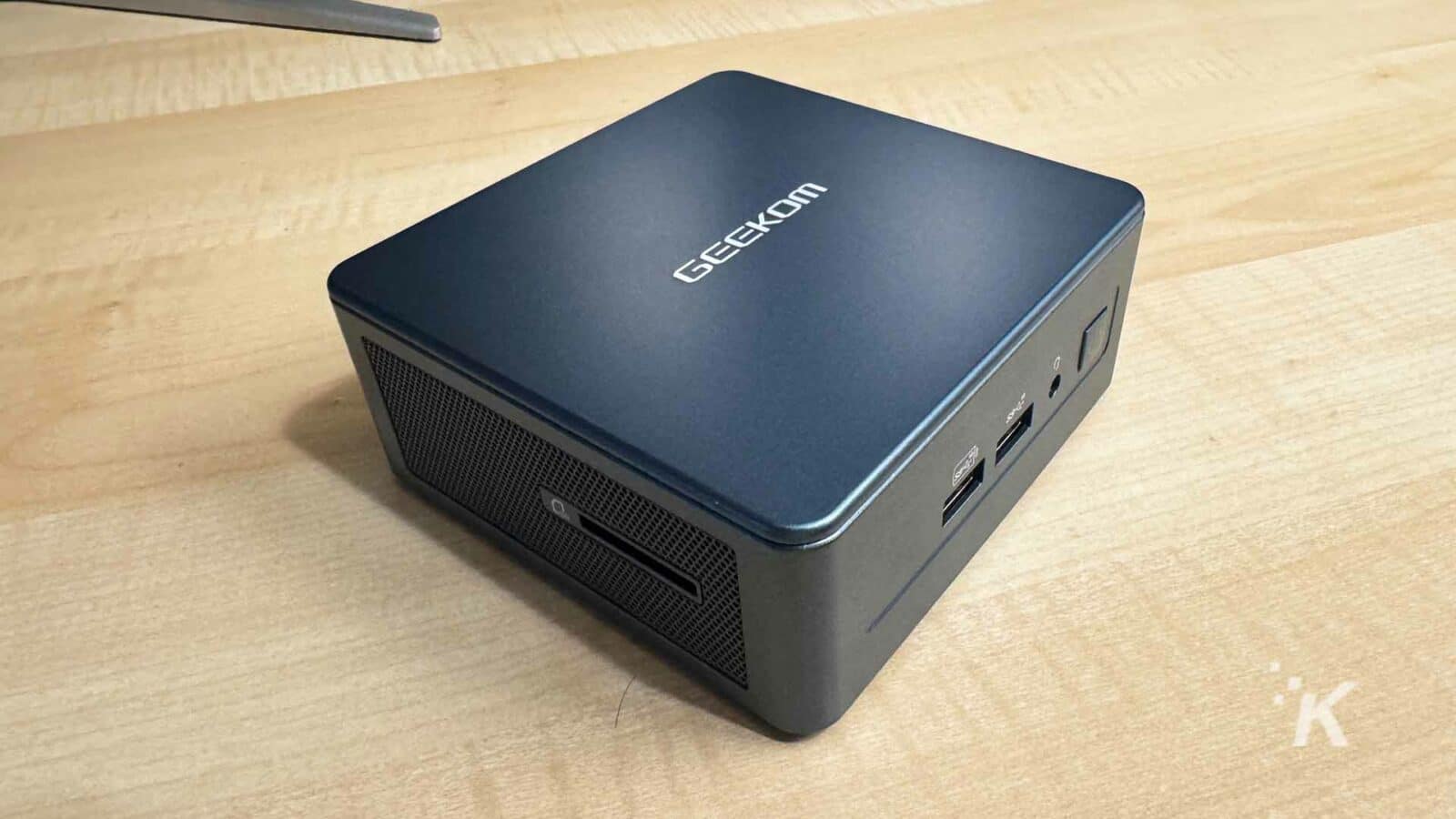 桌上的 Geekom mini it12 電腦