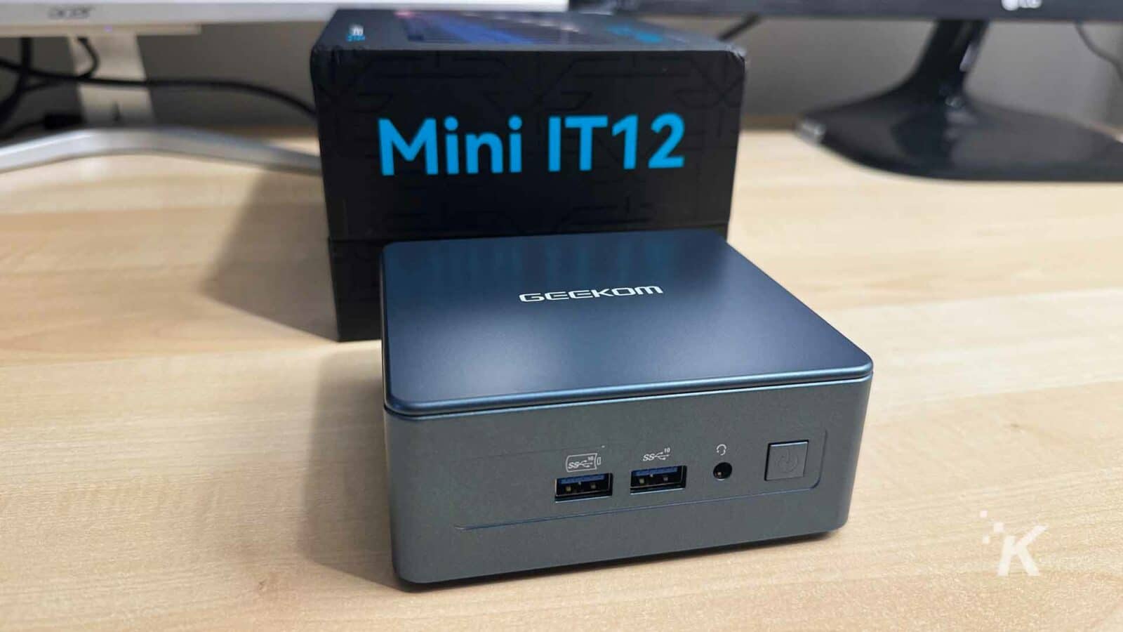 Geekom mini it12 ПК в коробке на деревянном столе