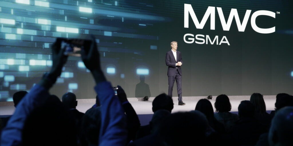 مسؤول GSMA يتحدث على خشبة المسرح خلال الكلمة الرئيسية لـ MWC، وهي واحدة من أكبر أحداث المؤتمرات التقنية