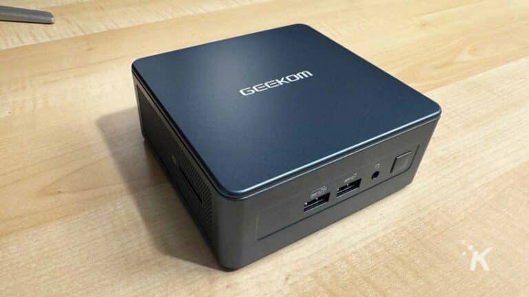 책상 위의 Geekom mini it12 PC