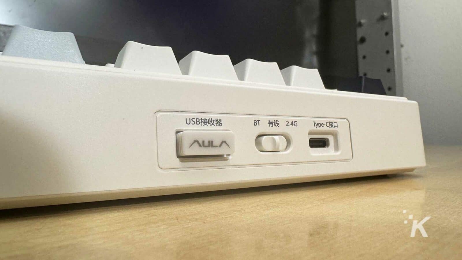 Clavier mécanique Aula f75 gros plan sur la connexion