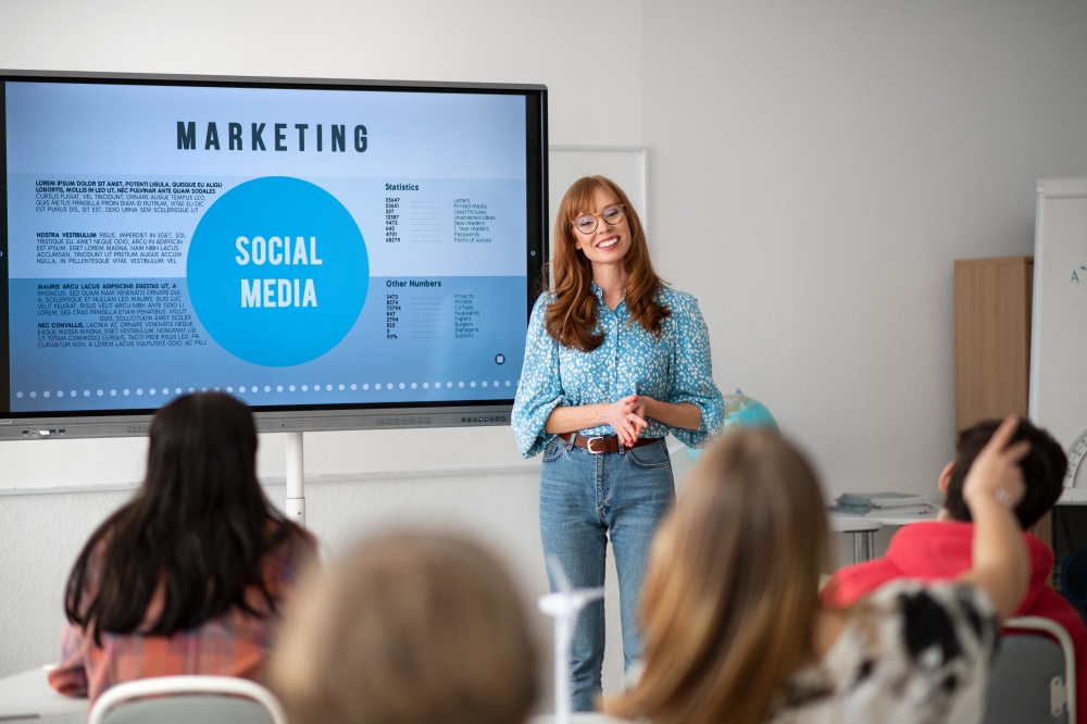 donna che insegna marketing sui social media