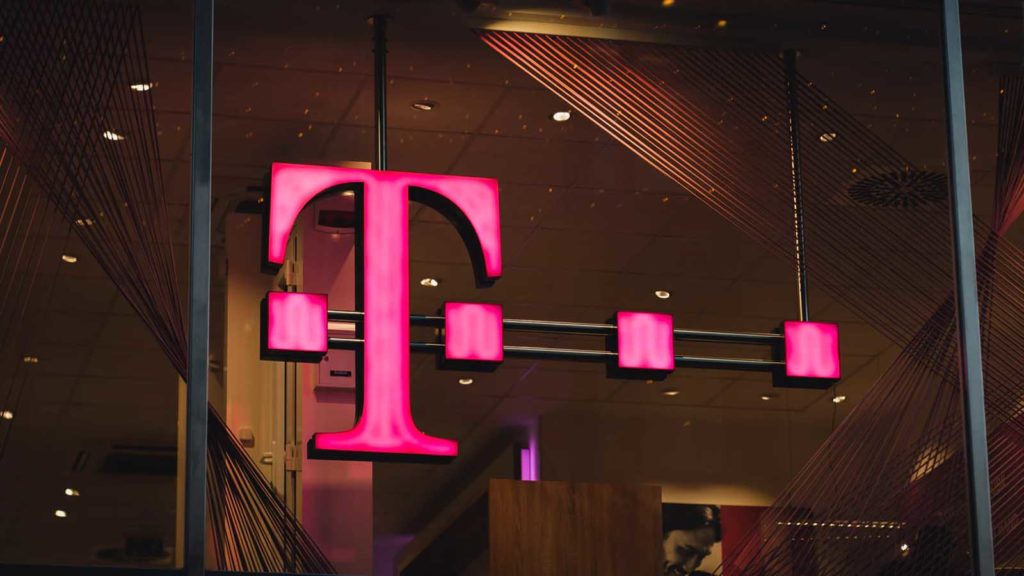 玻璃墙上的 T-mobile 标志