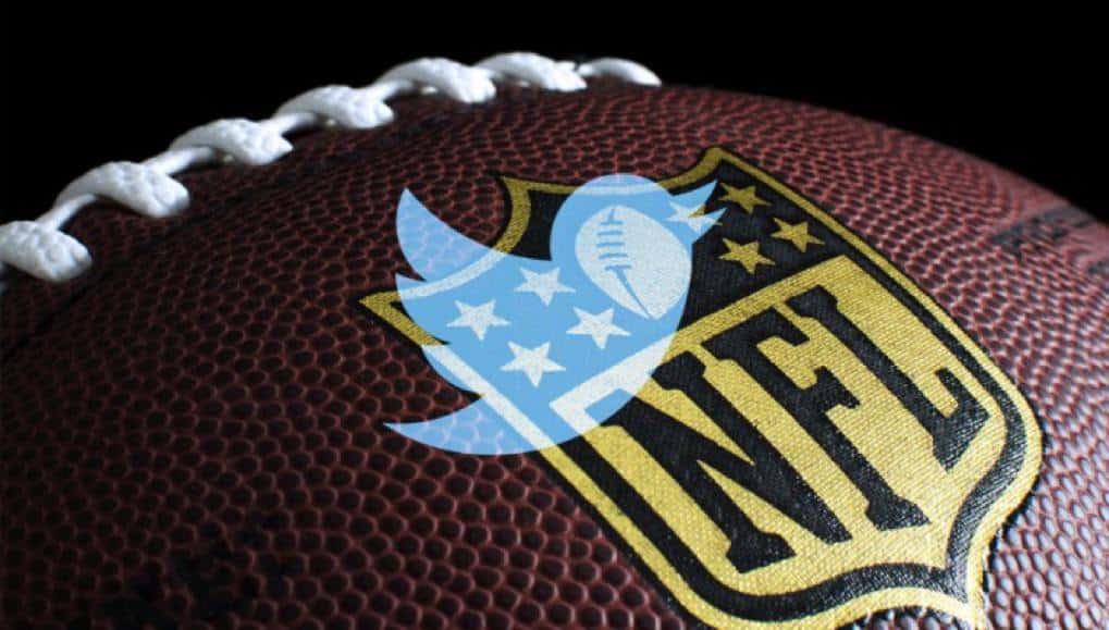 โลโก้ Twitter ซ้อนทับบนฟุตบอลโดยมีโลโก้ nfl อยู่