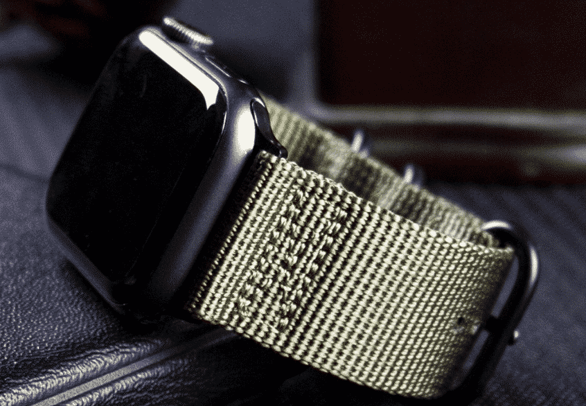44mm 및 40mm Apple Watch Series 5용 나일론 패브릭 밴드입니다.