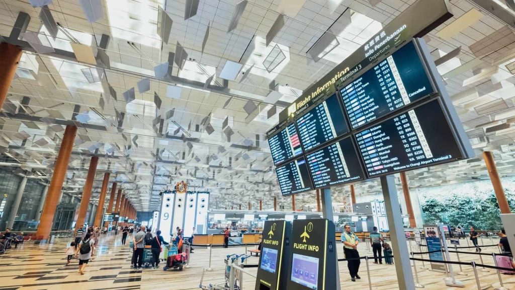 Aeroporto che mostra orari di imbarco e voli tsa