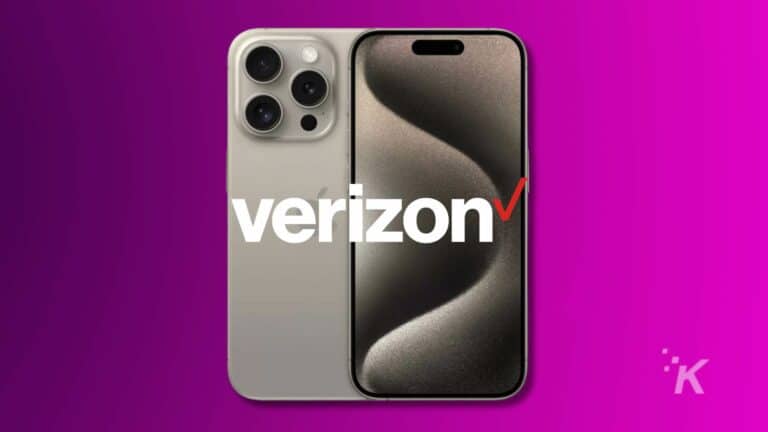 Uno smartphone con servizio Verizon visualizza uno screenshot multimediale sullo schermo del dispositivo elettronico.