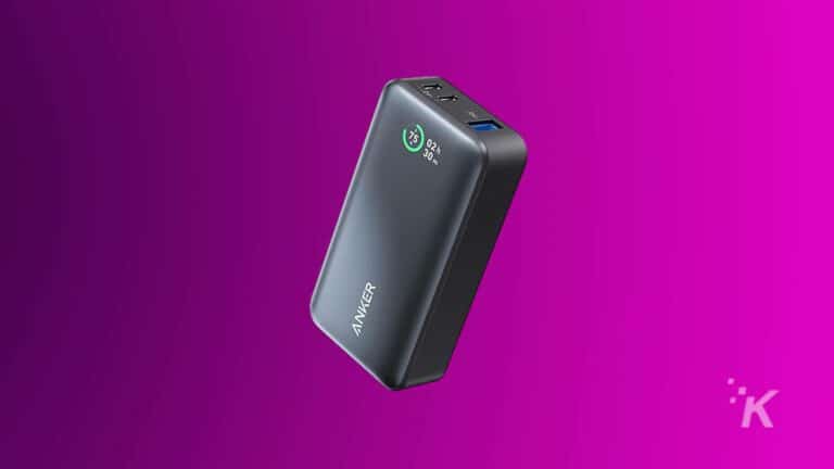 Power Bank Anker pe fundal violet