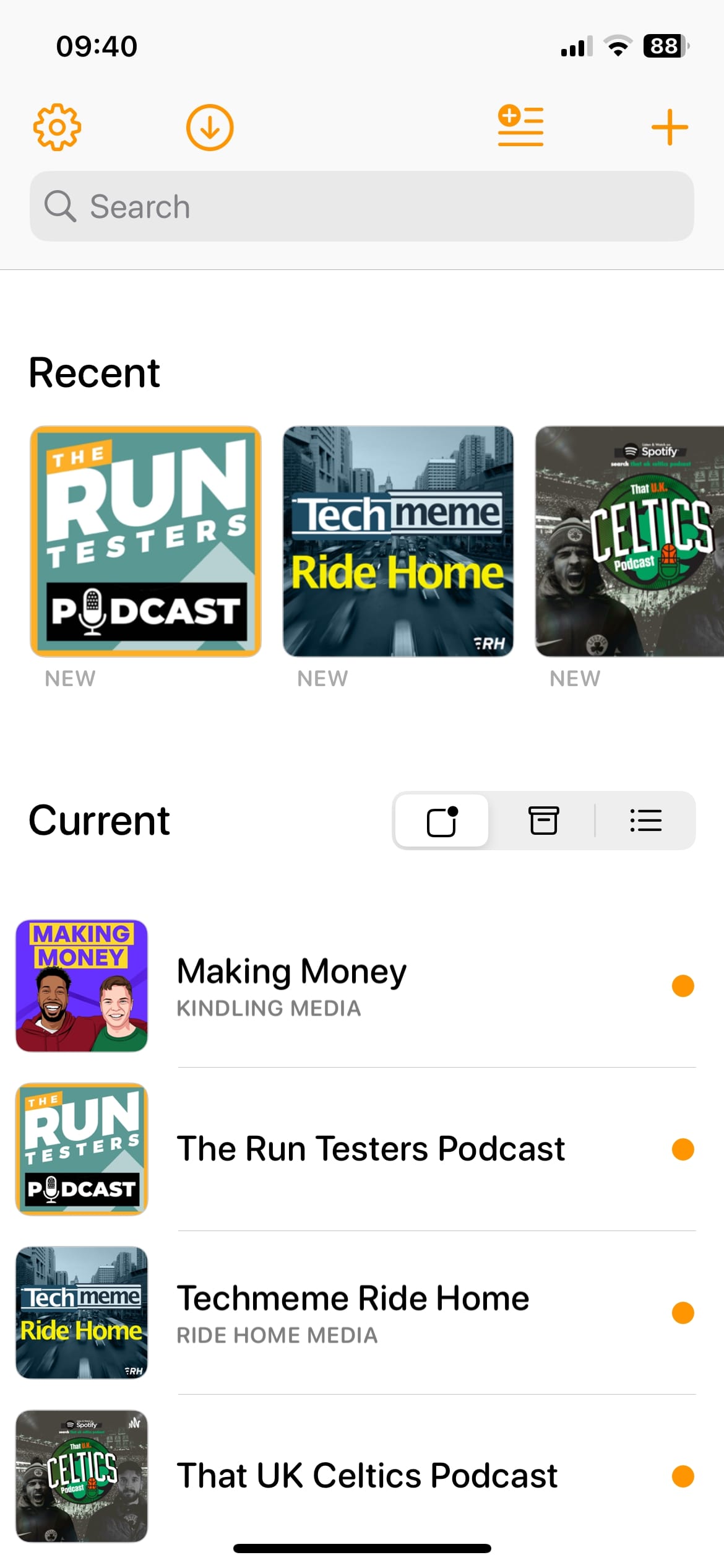 Lista de suscripciones a podcasts en la aplicación de podcasts Overcast para iOS