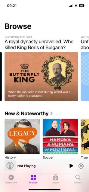 Podcast seçeneklerini gösteren Gözat ekranına açık Apple Podcasts uygulaması