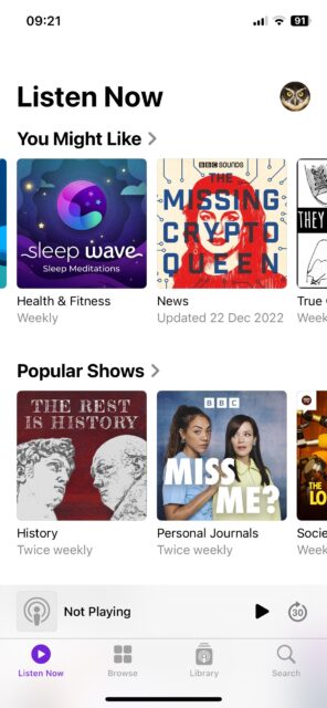 La aplicación Apple Podcasts se abre en la pantalla Escuchar ahora que muestra los aspectos más destacados del podcast