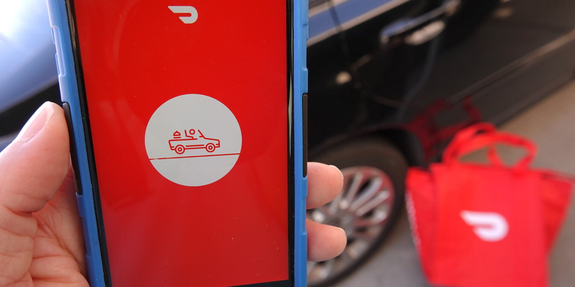 Aplikasi dan logo DoorDash di layar ponsel pintar