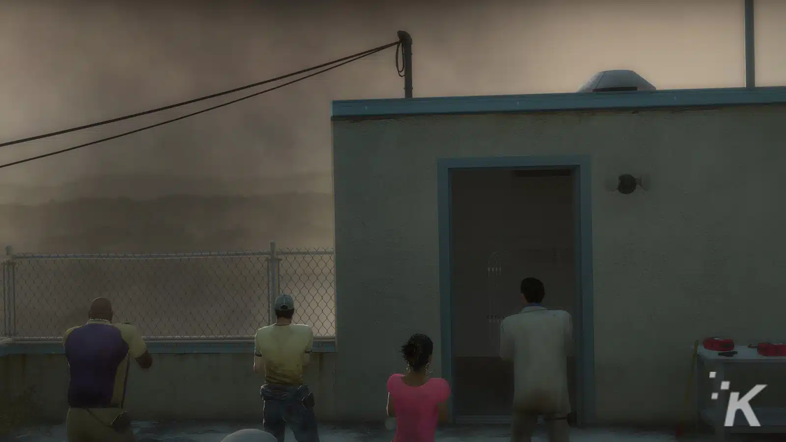 Gente observando el horizonte lleno de humo desde la azotea.