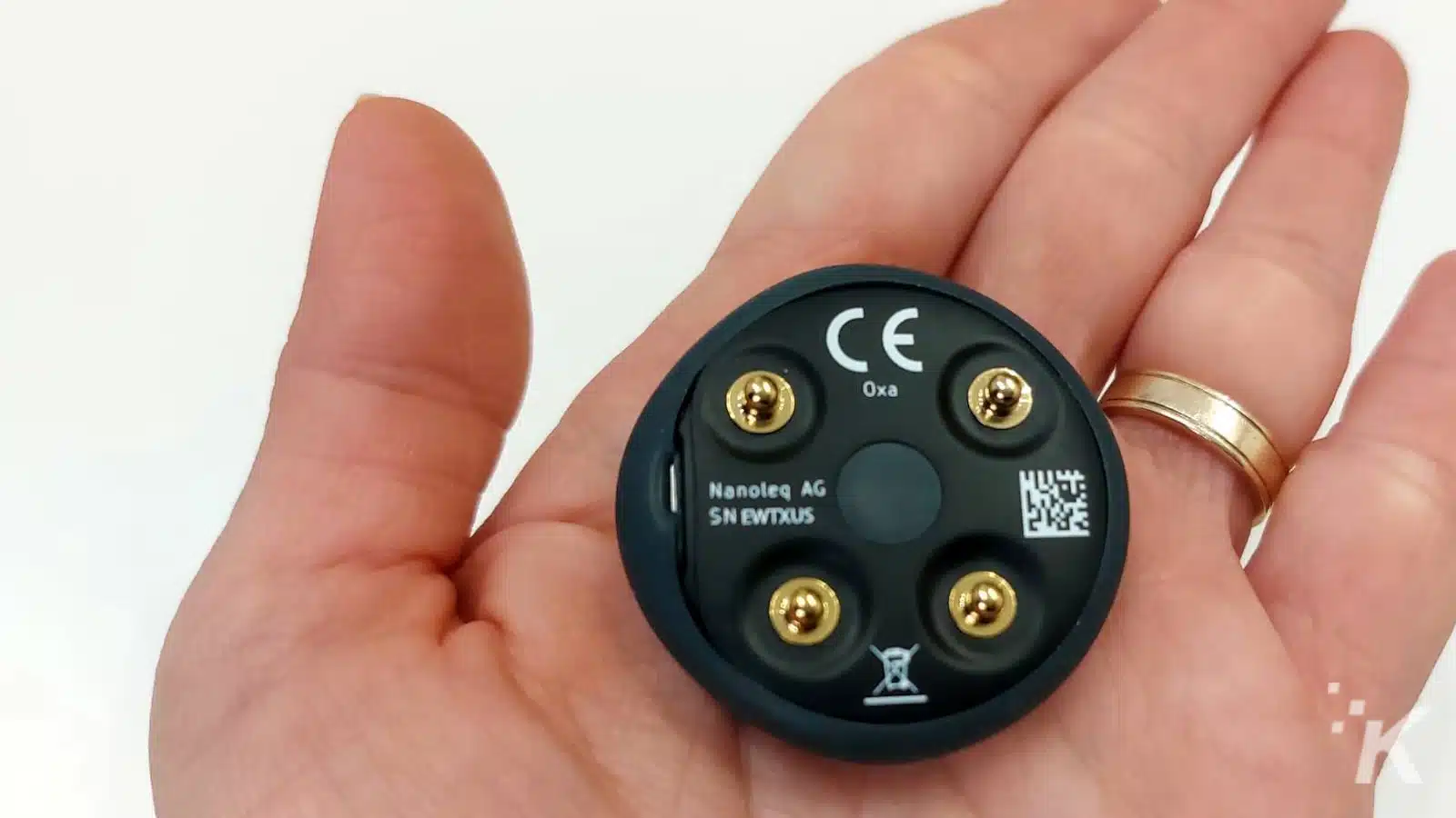 กุมมืออุปกรณ์อิเล็กทรอนิกส์ขนาดเล็กที่มีเครื่องหมาย CE