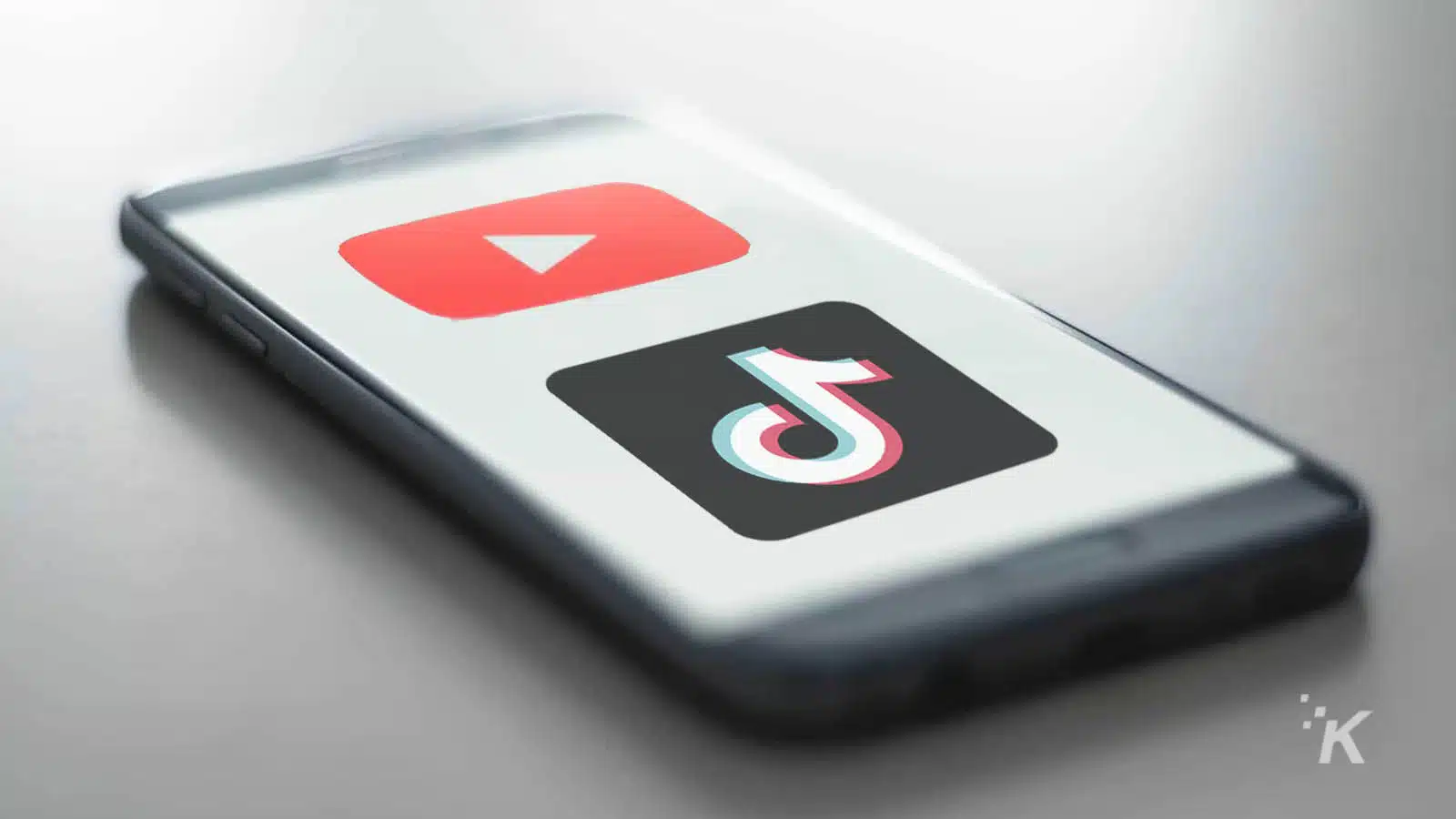 YouTube- und Tiktok-Logos auf dem Telefon