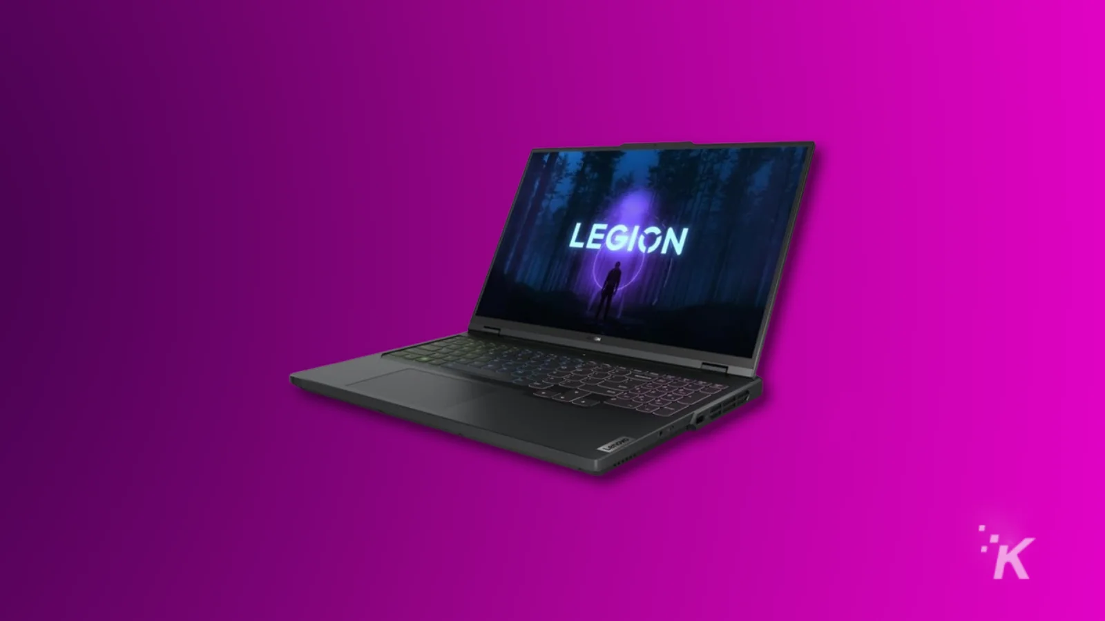 Laptop con logo "LEGION" su sfondo viola.