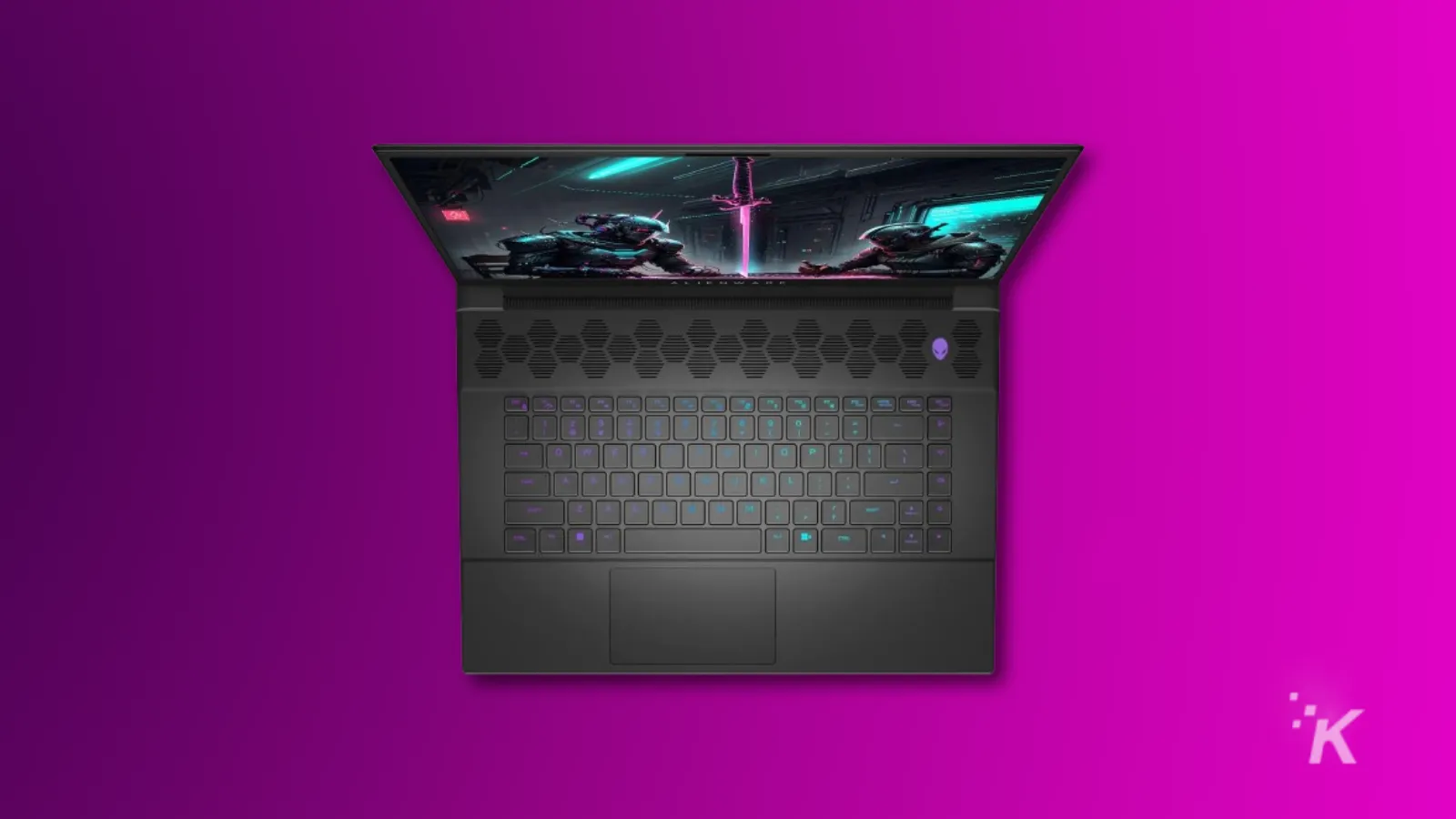 Mor arka planda bir Alienware m16 oyun dizüstü bilgisayarının görüntüsü