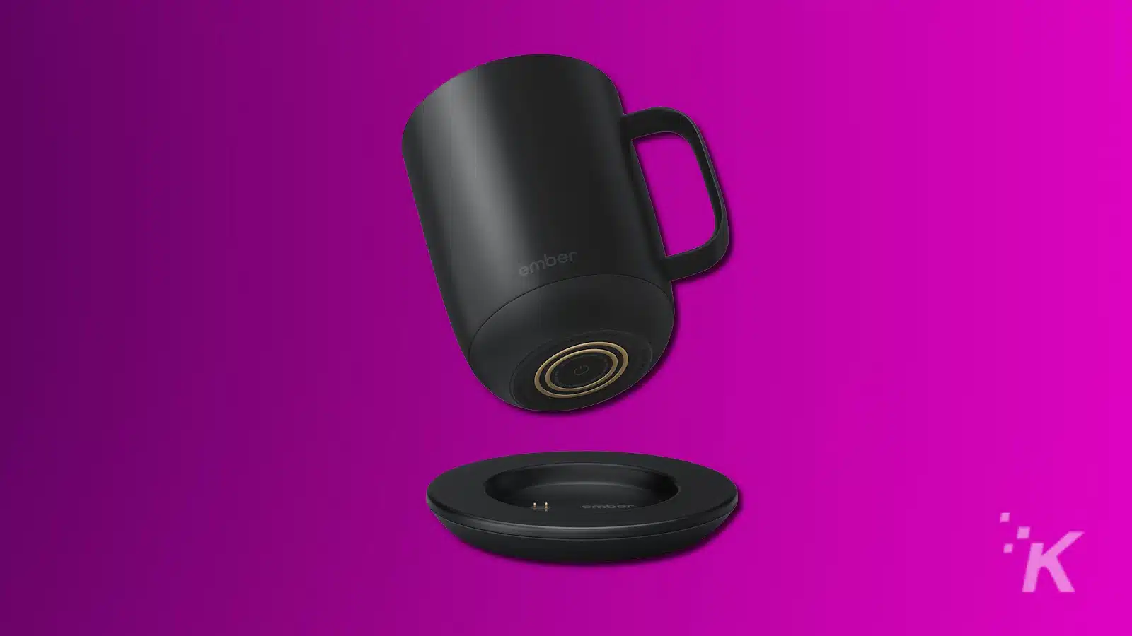 Mug pintar Black Ember dengan pengisi daya dengan latar belakang ungu.