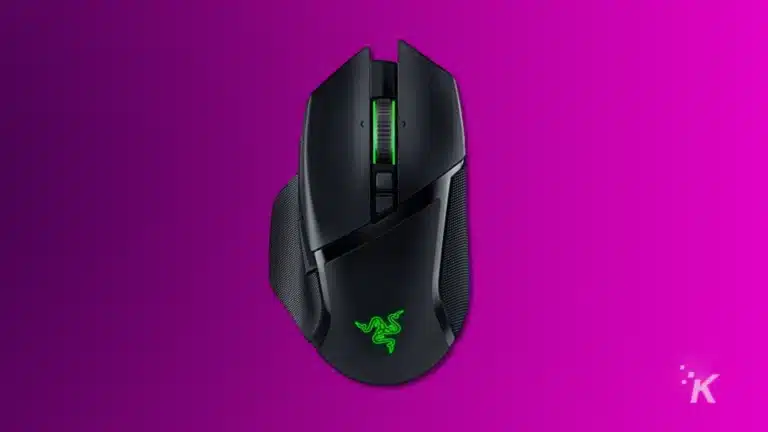 보라색 배경의 razer Basilisk v3 pro 게임 마우스 렌더링