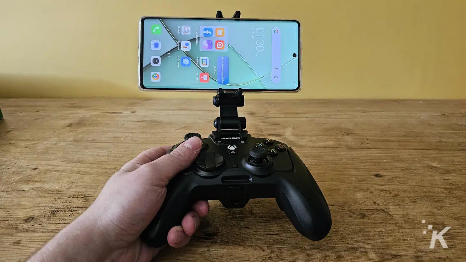 モバイルゲーム用のゲームコントローラーにスマートフォンを装着。