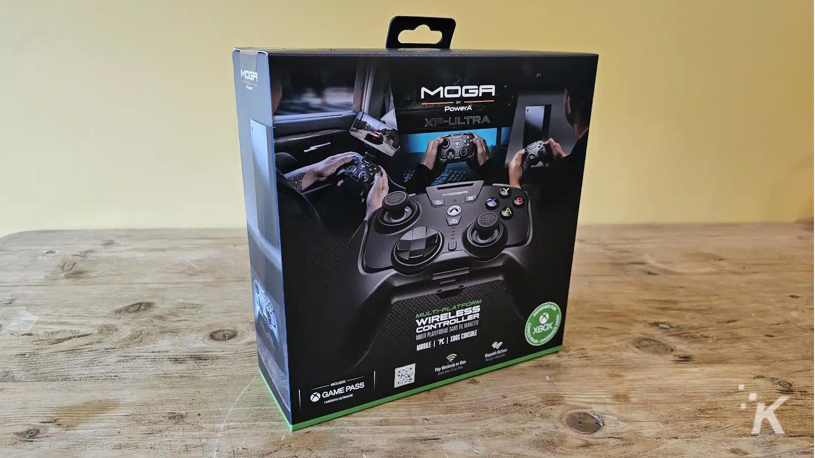 Confezione del controller di gioco wireless MOGA XP-Ultra sul tavolo.