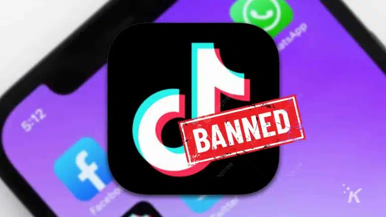 ไอคอนแอพ TikTok พร้อมตราประทับ 'BANNED' บนหน้าจอสมาร์ทโฟน