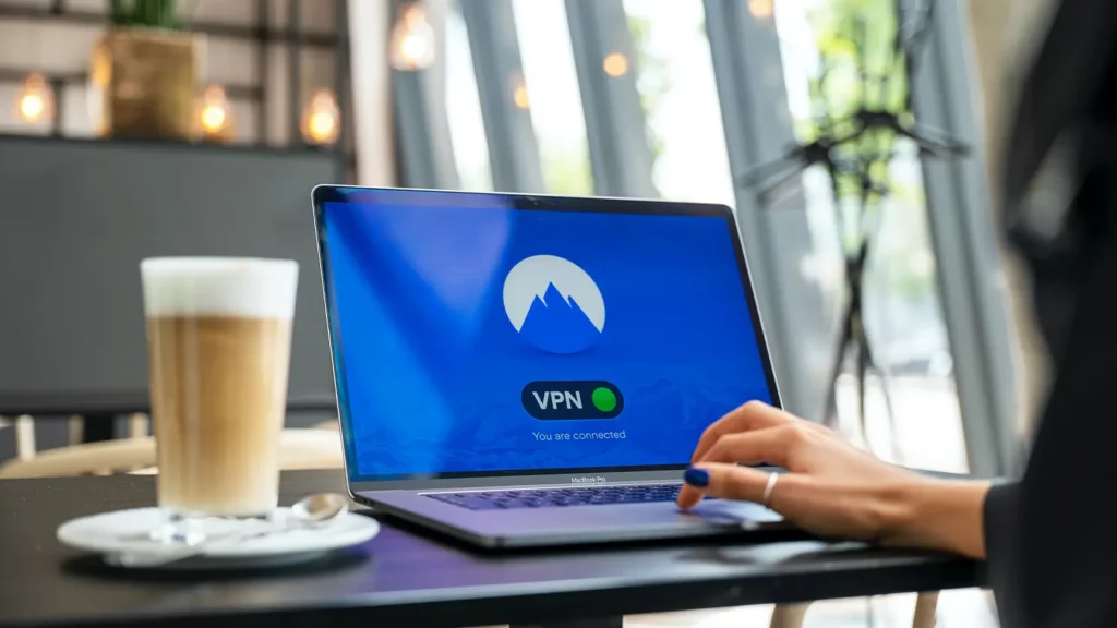 شخص يكتب على الكمبيوتر المحمول. تظهر VPN على الشاشة.