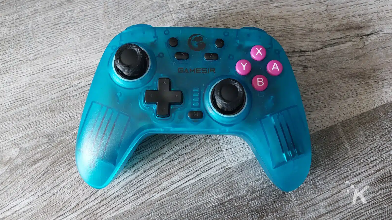 Blauer kabelloser GameSir-Gaming-Controller auf Holzoberfläche.