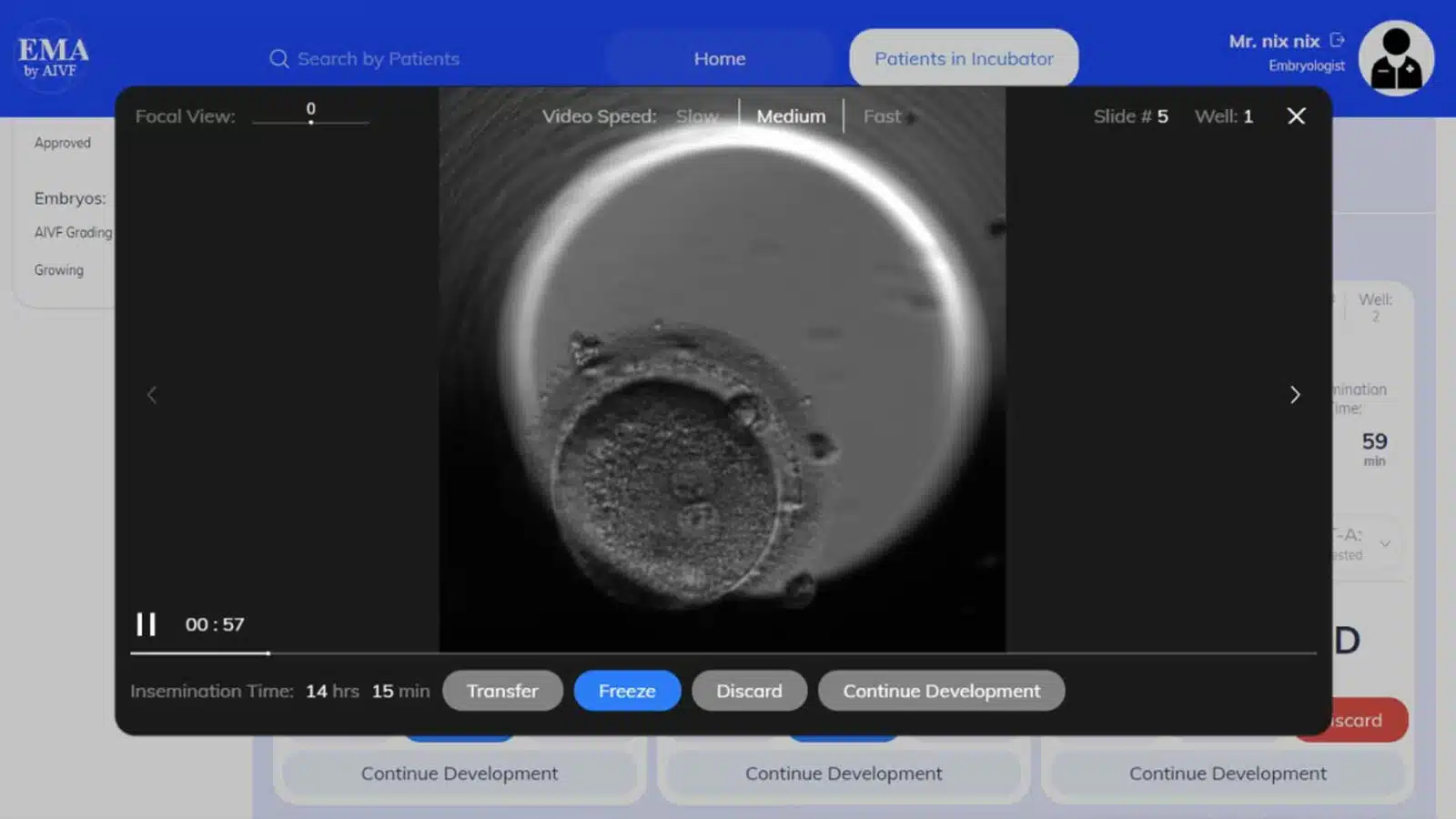 Interfaz de software de análisis embrionario con vista microscópica.