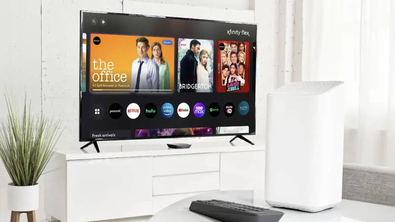 Smart-TV mit Streaming-Diensten im modernen Wohnzimmer.