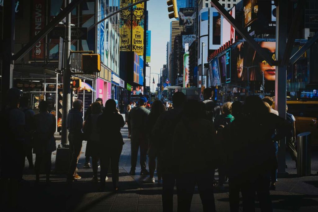 Poză cu oameni pe o stradă din New York
