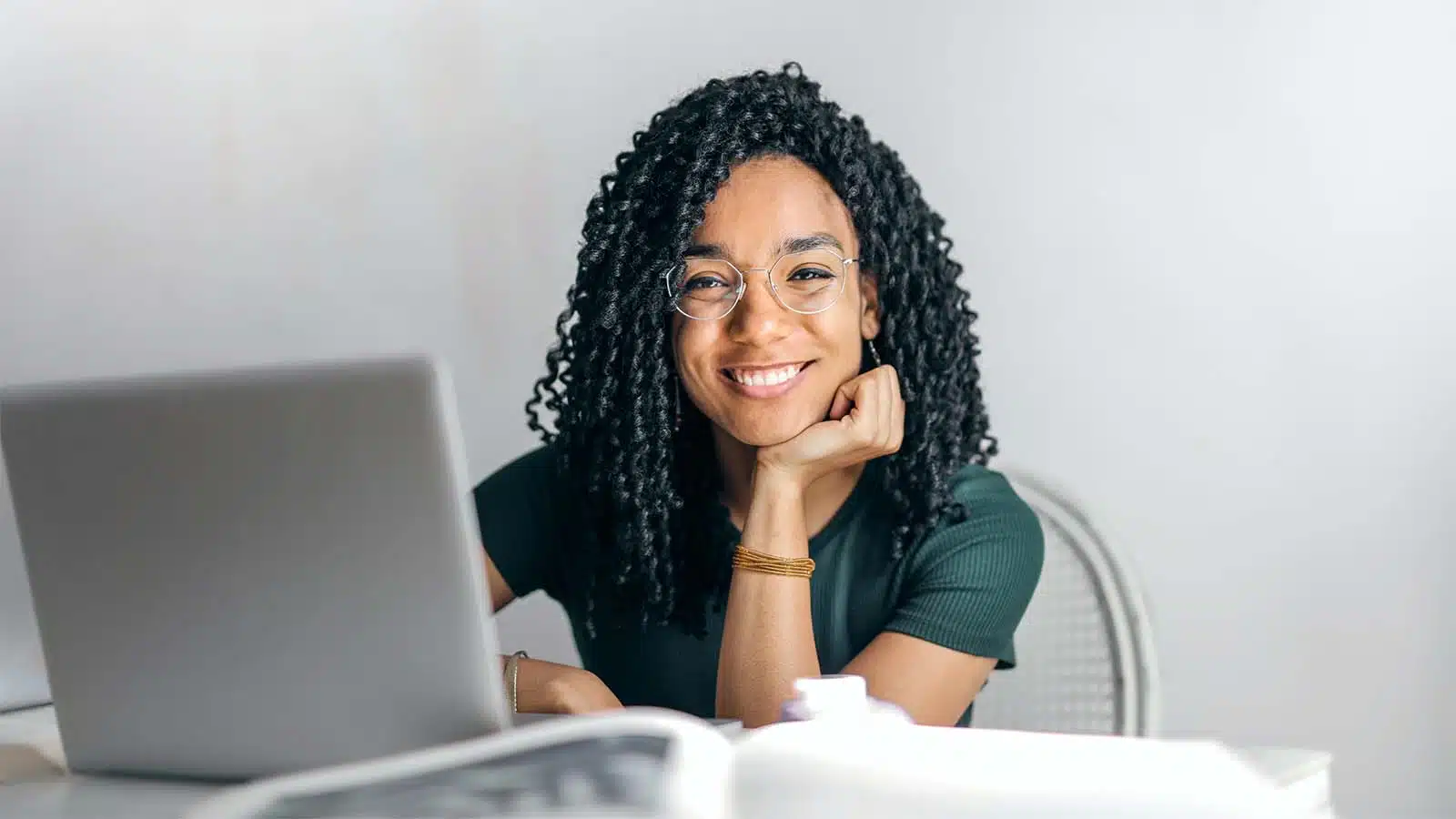 studente davanti a un laptop che utilizza l'intelligenza artificiale.