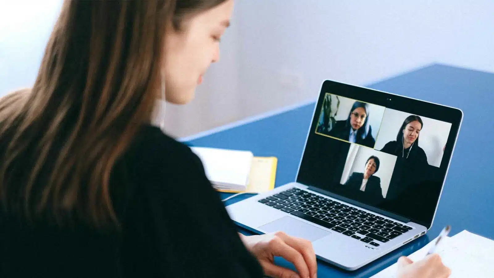 Eine Person benutzt einen Laptop mit Zoom