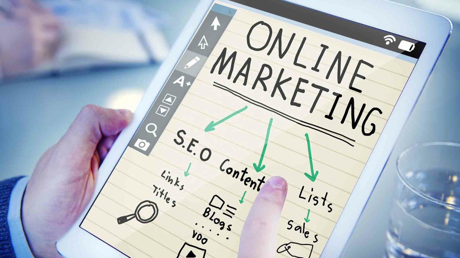 Strategia di marketing online visualizzata sullo schermo di un tablet.