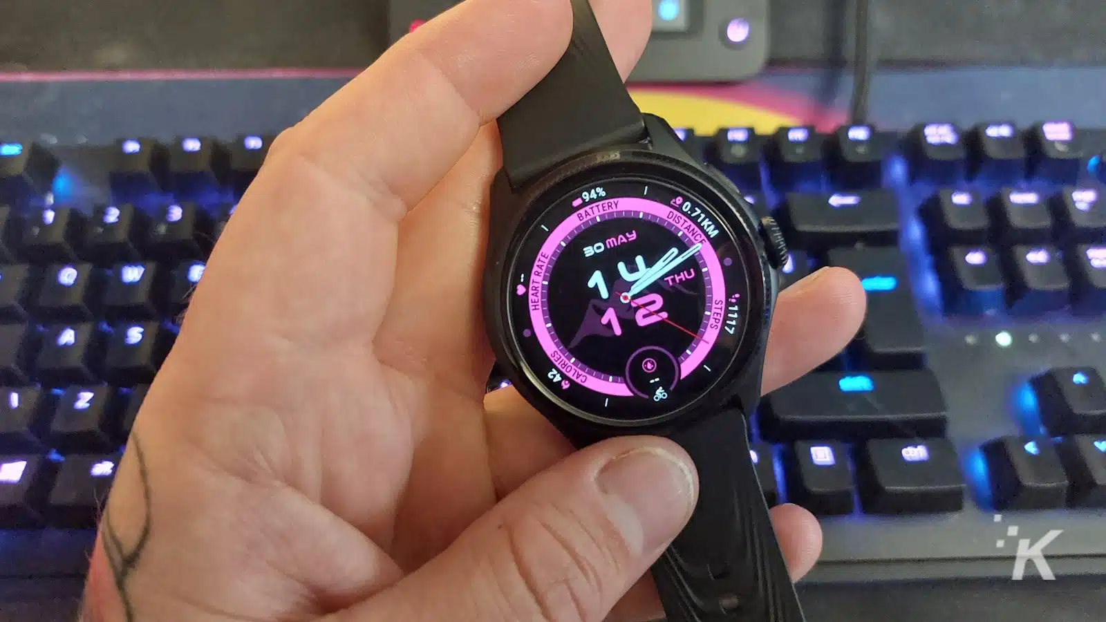 Dłoń trzymająca smartwatch z funkcjami fitness.