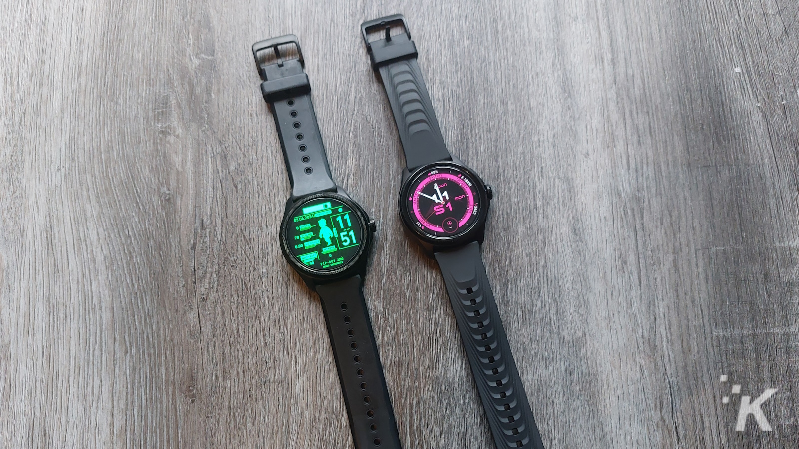 Due smartwatch neri con schermi di colori diversi.