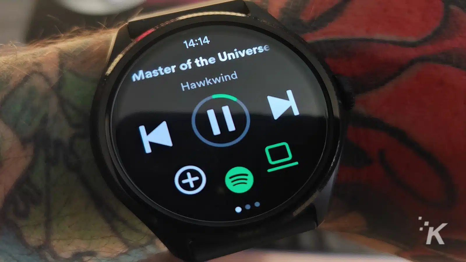 Smartwatch que muestra la canción "Master of the Universe".