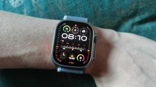 Apple Watch Ultra 2 di pergelangan tangan seseorang