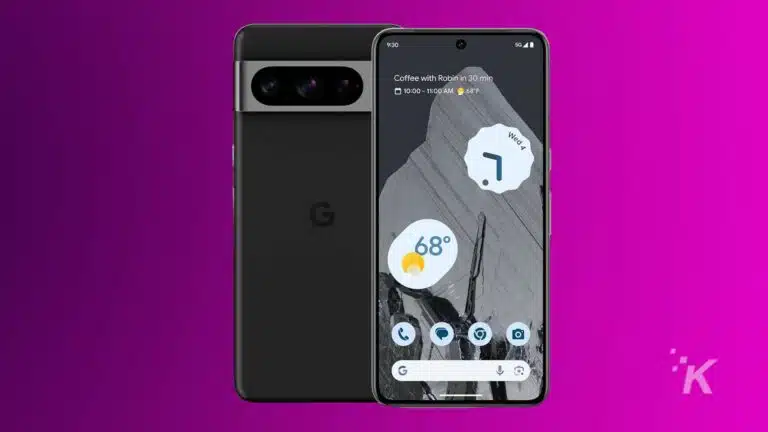 Смартфон Google Pixel с виджетом погоды и напоминанием, с двумя камерами сзади на фиолетовом фоне.