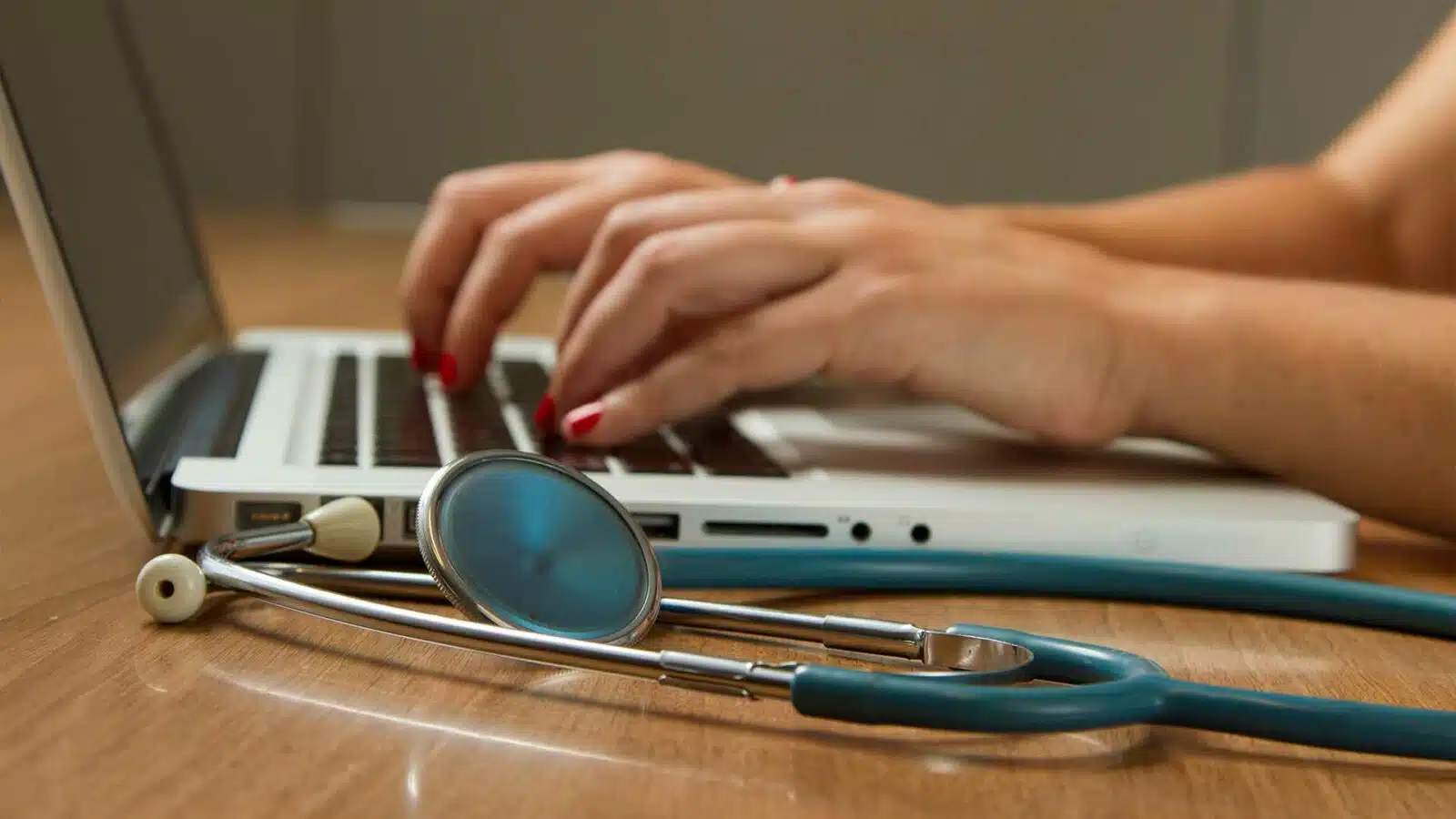 orang mengetik di laptop di bidang medis