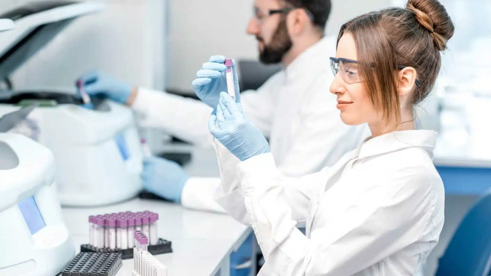 mujer trabajando en procesamiento de nanotecnología